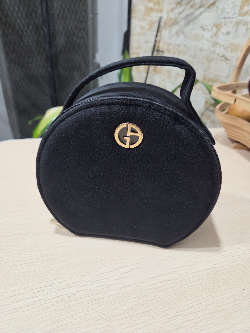 Giorgio Armani NWOT Beauty Black Velvet Round Cosmetic Makeup Bag
